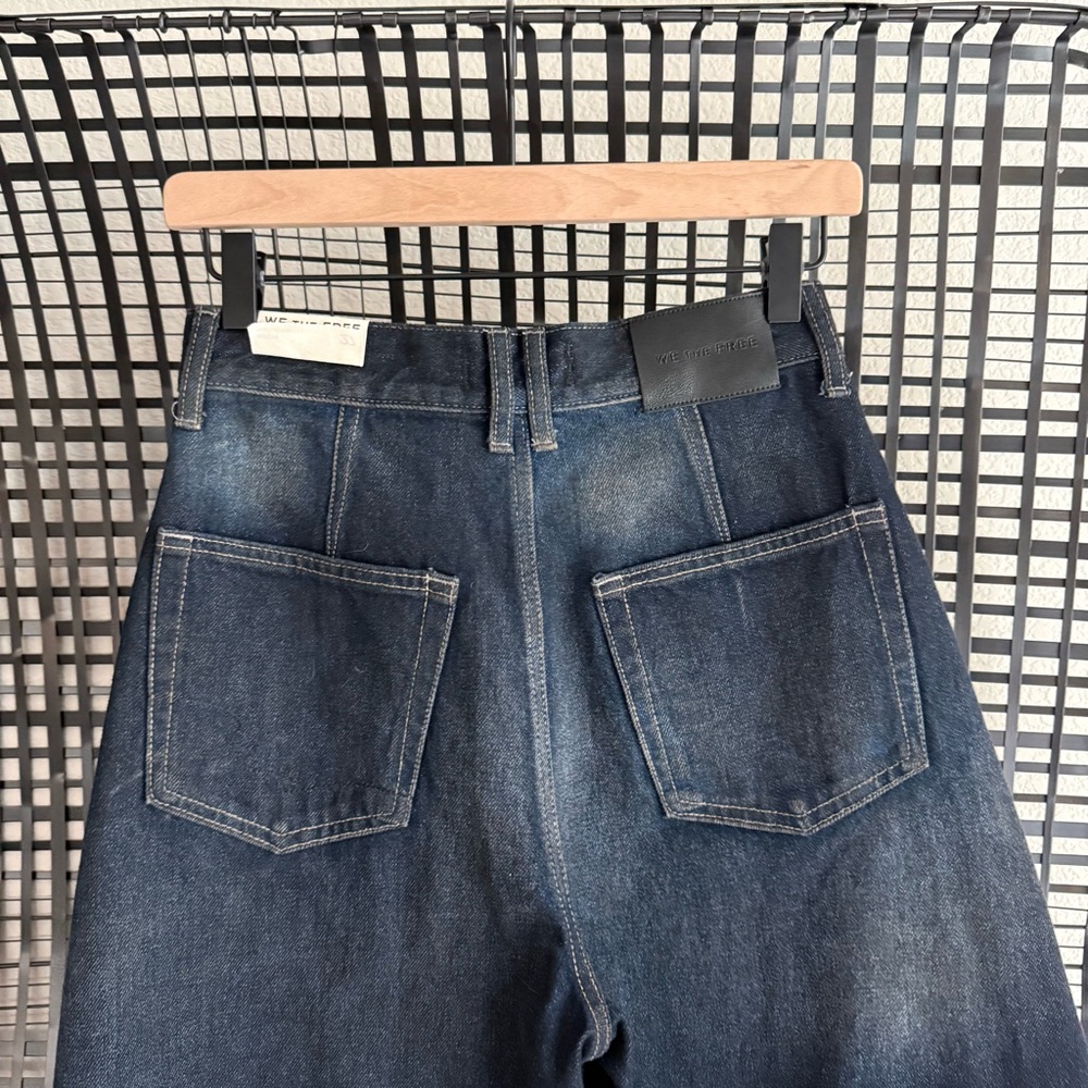 NWT Free People Bodie Arc Barrel Jeans in Dark Wash - Picture 8 of 10